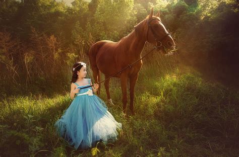 坐在马旁边的女孩高清图片下载-正版图片501455309-摄图网