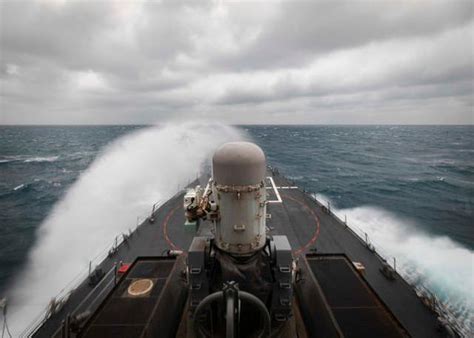 美两军舰穿航台湾海峡 解放军全程跟踪监视