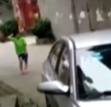 四川乐山：十岁男孩持刀与民警对峙 只因母亲选的旅馆太差_小孩