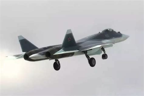 俄罗斯T-50隐形战机亮相莫斯科航展_军事_中国网