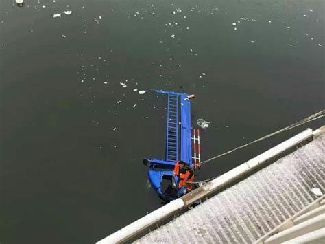 南阳大桥一辆蓝色小货车撞断护栏掉入白河