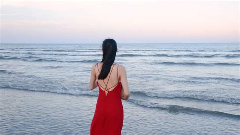 在沙滩上的女人高清图片下载-正版图片307860295-摄图网