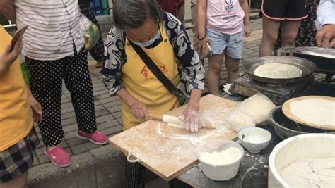 郑州一86岁老人摆摊卖菜馍，一小时收入80多元：做生意不图挣钱只为玩-大河网