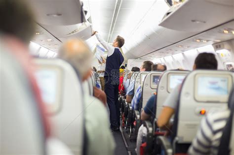 飞机内部有乘客在座位上管家在统一关高清图片下载-正版图片503151942-摄图网