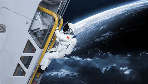 宇航员飞回地球为什么要抬着 飞回地球为什么要抬着宇航员_知秀网