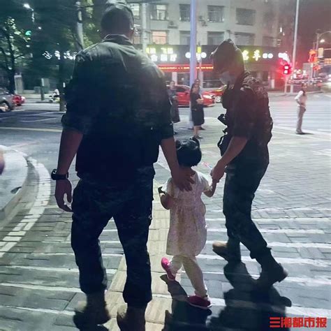 夜间一小女孩独自在马路上乱窜 巡逻武警帮助寻找家人 - 今日关注 - 湖南在线 - 华声在线