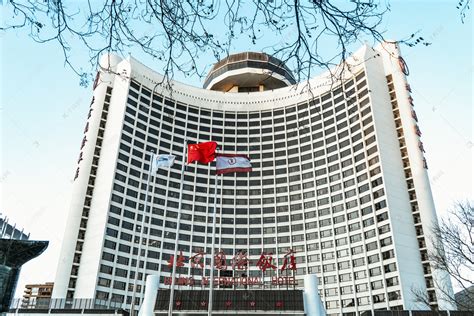 北京国际饭店及青铜酒樽雕塑高清图片下载_红动中国