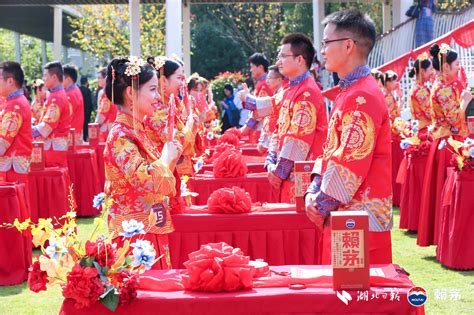 2020武汉公益集体婚礼举行 99对新人共贺“家国同心”|疫情|武汉|湖北省_新浪新闻