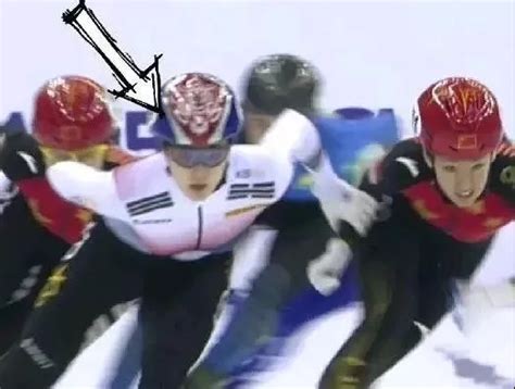 真脏！韩国短道速滑队员又下黑手，中国选手被摔出赛道