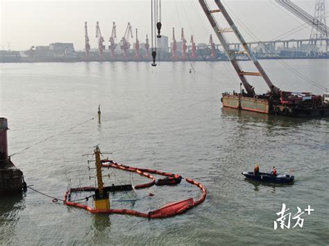 长江水域运输船碰撞大量漏油怎么办 来看看海事应急抢险演练如何解危机_今日镇江