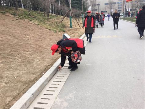 郑州公交志愿者街头体验环卫工人干活 感受他们工作的不易-大河新闻