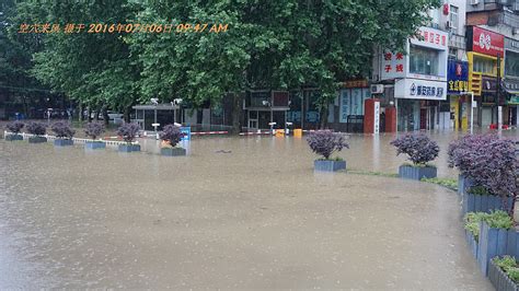 武汉暴雨成水城 市民涉水出行-最新新闻