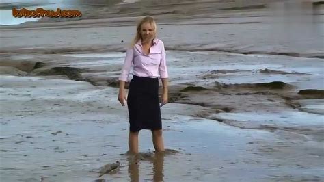 搞笑视频：姑娘挑战高跟鞋过泥潭