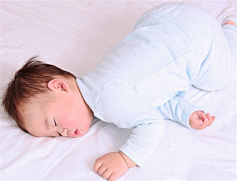婴儿可以光脚睡觉好吗（宝宝到底能不能光脚）-幼儿百科-魔术铺