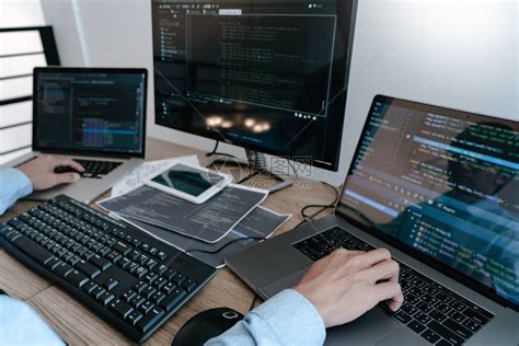 程序员在台式计算机上键入代码开发编程和高清图片下载-正版图片506344137-摄图网