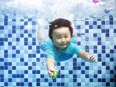 爱玩水的宝宝智商高 亲子游泳的好处你想不到
