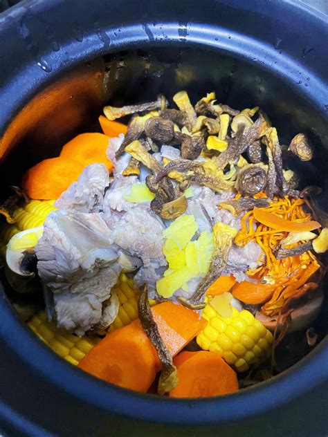 【鹿茸菇玉米胡萝卜排骨汤的做法步骤图】酷酷的迷_下厨房