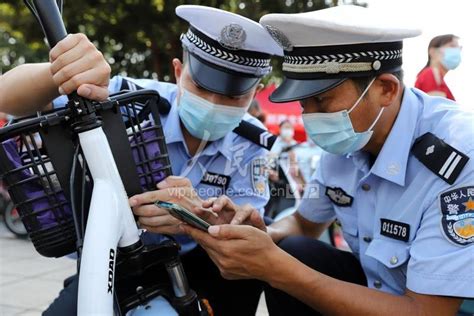 安徽芜湖：交警搭台为市民提供上牌服务-人民图片网