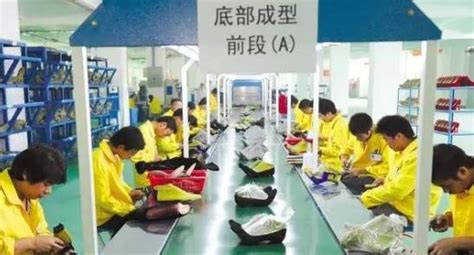 员工在湖北鄂州创力鞋业有限公司智能化生产车间赶订单