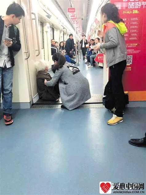 长沙地铁里老人摔倒在地 多名爱心乘客搀扶 - 热点聚焦 - 爱心中国网