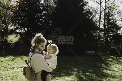 抱着女婴的母亲高清图片下载-正版图片501882352-摄图网