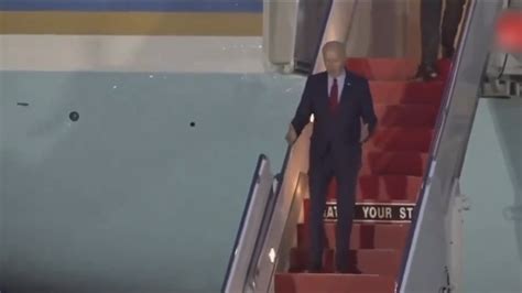 美国代表团抵达波兰后有人摔下飞机舷梯，美媒：不是拜登(含视频)_手机新浪网