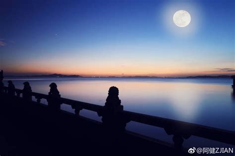 海上生明月，天涯共此时。今夜，你在和________一起赏月|赏月|明月|月亮_新浪新闻