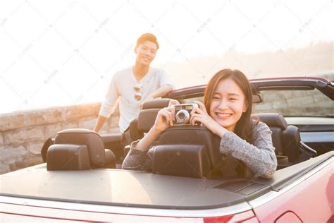 青年男女开车出去旅行高清摄影大图-千库网