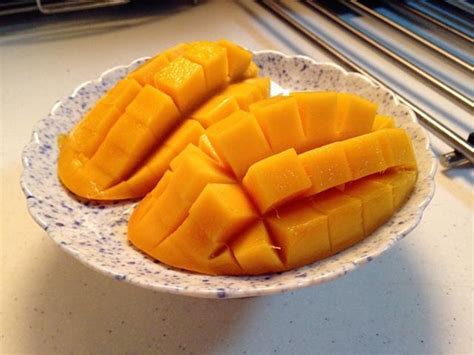 芒果怎么吃方便图解 又方便又好看的吃芒果方式 - 鲜淘网