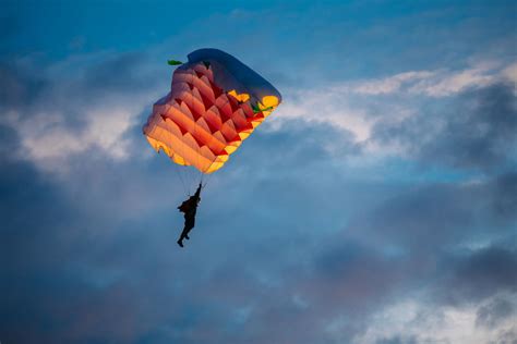 珠海也可以高空跳伞了！首个高空跳伞项目在莲洲机场成功开启 - 新闻中心 - 公司新闻 - 珠海航空城发展集团有限公司