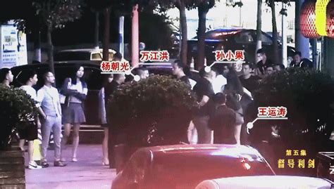 河南一涉黑恶犯罪团伙辨认现场 大批警察持枪戒严街道_凤凰网视频_凤凰网