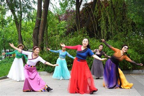 藏族广场舞《献给妈妈的歌》天籁般的歌声，真好听，你听醉了吗？