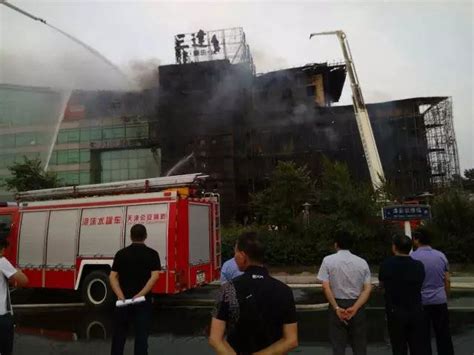 又是火灾：8.22天津高楼着火，是典型的“烟囱效应”！_火势_大厦_燃烧