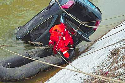 女司机溺亡前致电女儿：车掉河里了 照顾好自己——人民政协网