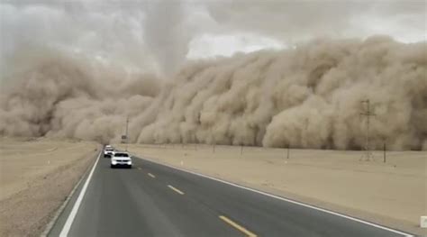 实拍青海遭遇沙尘暴天气：一堵巨大“沙墙”缓缓移动 车辆匆忙逃离_手机新浪网