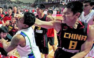 中国男篮与巴西男篮打架斗殴事件回顾，朱芳雨使出组合拳~视频_新视网