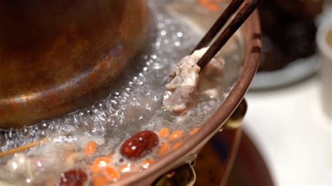 铜锅涮肉是北方人秋冬必备美食，为什么要用铜火锅+木炭？_八旗