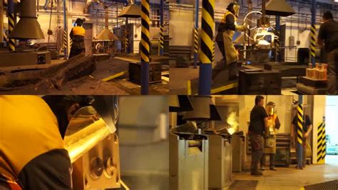 在铸造厂，操作人员将熔化的金属从熔炉中挤出，然后浇注到钢包中视频素材_ID:VCG42N1289917836-VCG.COM