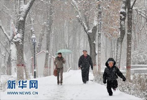 灾害天气齐聚新疆 乌鲁木齐降同期罕见暴雪_天气预报_新闻中心_新浪网