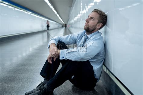 绝望的悲伤年轻的生意人遭受情感痛苦悲痛和深抑郁症独自坐在隧道地铁压力生活作风工作问题失败失业心理健康与抑郁症.高清摄影大图-千库网