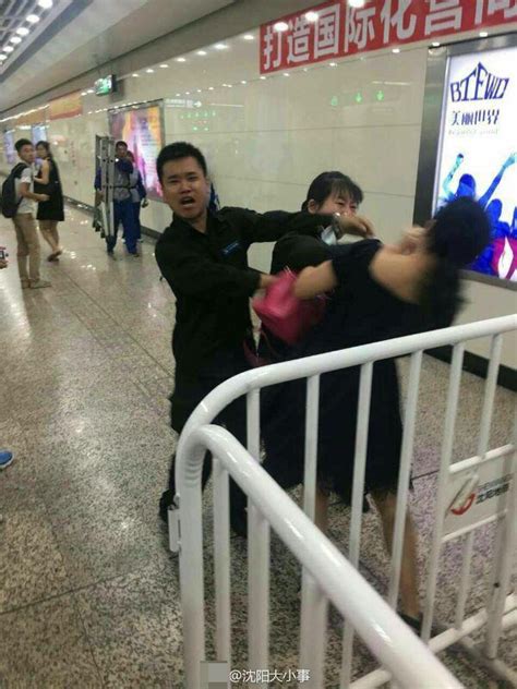 乘客地铁拒绝安检后 殴打女安检员_资讯_凤凰网