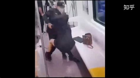 公众需要真相，8月30日西安地铁女子遭保安暴力拖拽，衣衫破烂