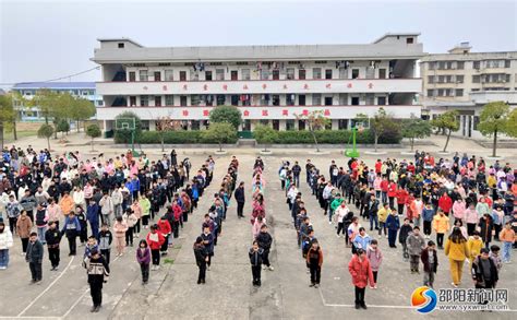 勉县一学校吃水修水井在住户门口挖深坑存安全隐患 - 西部网（陕西新闻网） rexian.cnwest.com