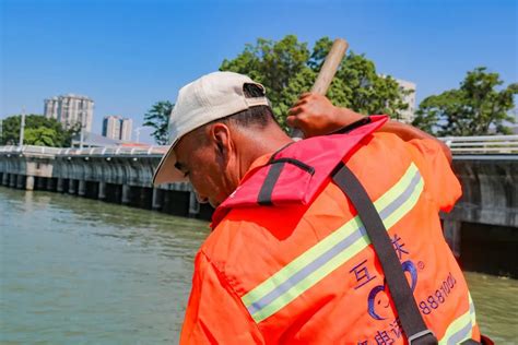 【战高温】 “汗”卫内海湾清洁的水上保洁员，值得被看到！_工作动态_汕头市城市管理和综合执法局