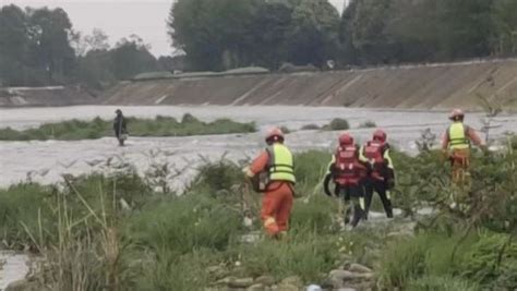 男子为避暑下河里玩耍被困三小时 凉快没图到 人已被晒黢黑_凤凰网视频_凤凰网