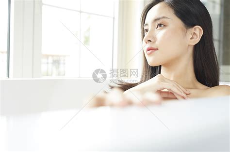 浴缸泡澡放松的年轻女性高清图片下载-正版图片502284289-摄图网