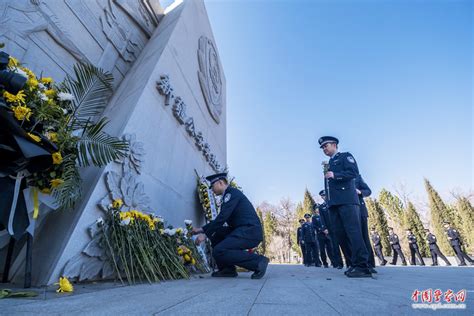 乌鲁木齐铁警开展清明缅怀公安英烈活动--中国警察网