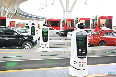 机器人上岗广州机场高速收费站