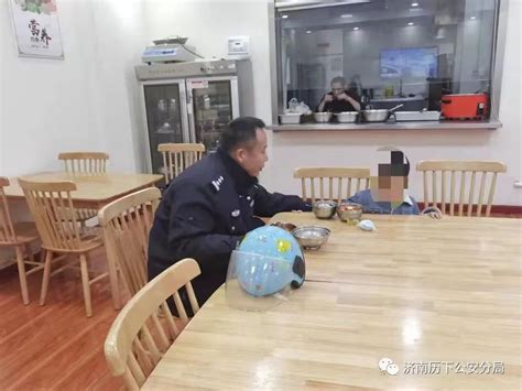 男孩街头走失无人认领 特警队员化身“超级奶爸”悉心照顾_云南长安网