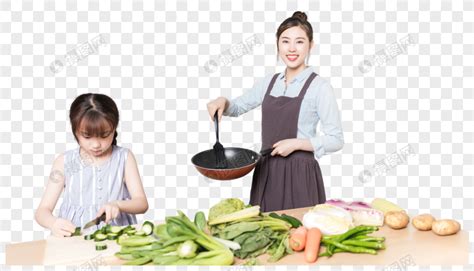 年轻的日本厨师女人做饭高清图片下载-正版图片503861767-摄图网